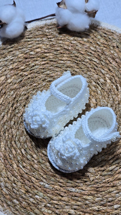Sapatinho de Crochê Artesanal – 100% Algodão Premium (Recém-Nascido) Branco/Flor/Pérolas