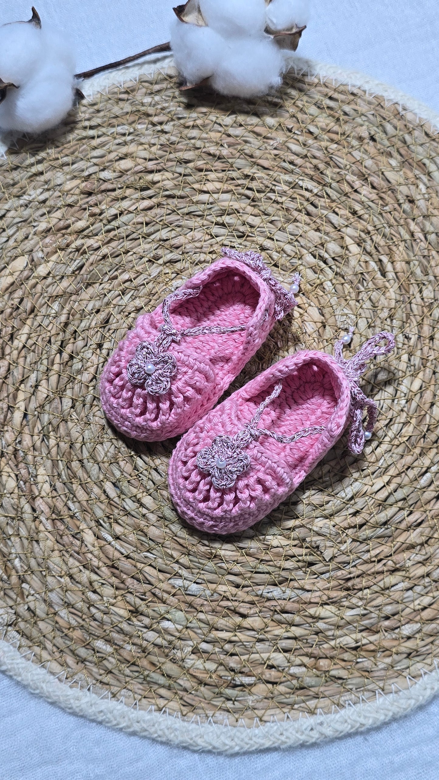 Sapatinho de Crochê Artesanal – 100% Algodão Premium (Recém-Nascido) Rosa Floral/Flor/Pérolas