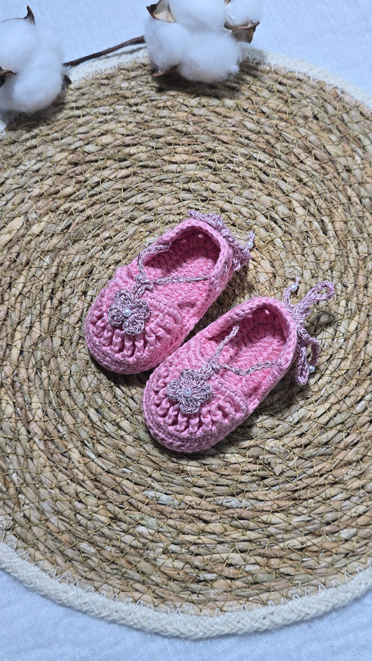 Sapatinho de Crochê Artesanal – 100% Algodão Premium (Recém-Nascido) Rosa Floral/Flor/Pérolas