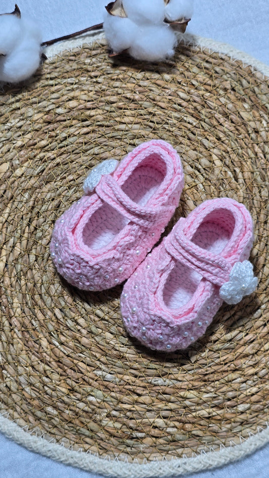 Sapatinho de Crochê Artesanal – 100% Algodão Premium (Recém-Nascido) Rosa Flor/Pérolas