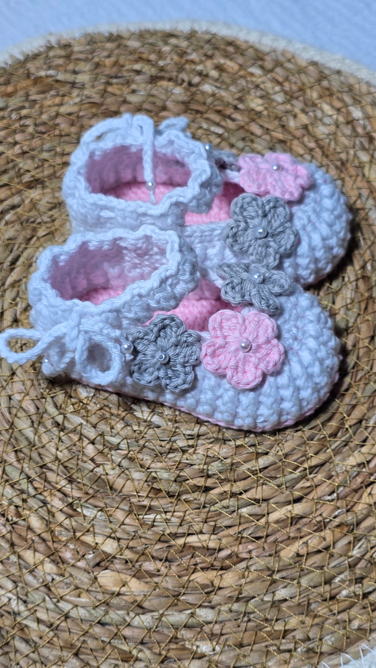 Sapatinho de Crochê Artesanal – 100% Algodão Premium (Recém-Nascido) Branco/Rosa/Cinza Flor