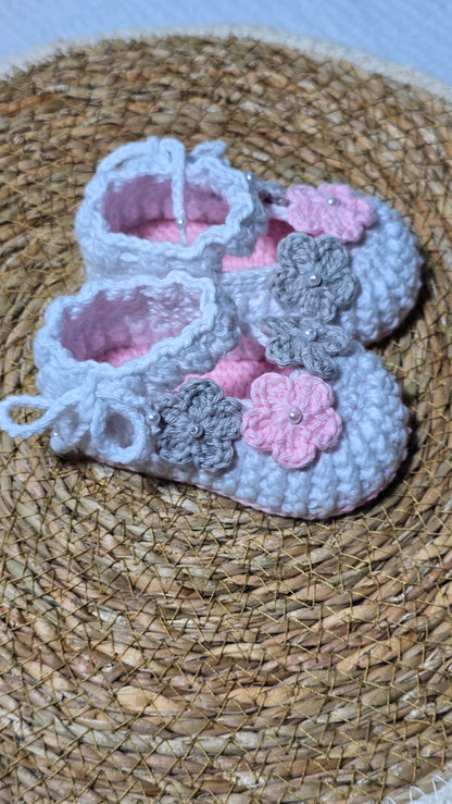 Sapatinho de Crochê Artesanal – 100% Algodão Premium (Recém-Nascido) Branco/Rosa/Cinza Flor
