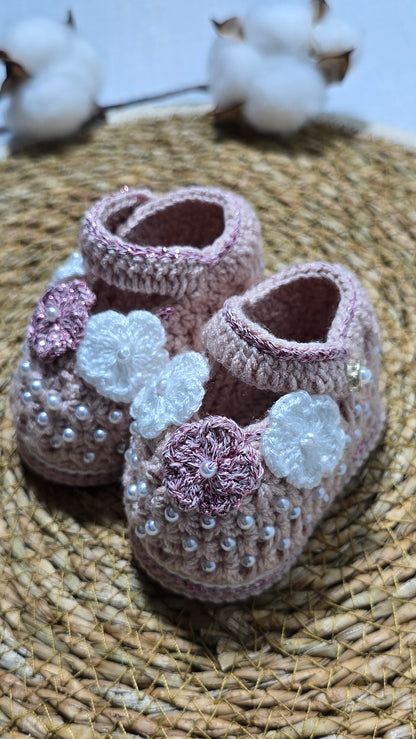 Sapatinho de Crochê Artesanal – 100% Algodão Premium (Recém-Nascido) Rosê/Flor/Pérolas