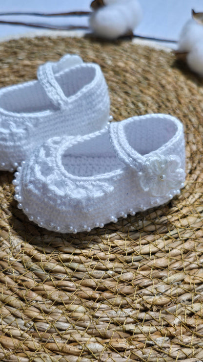 Sapatinho de Crochê Artesanal – 100% Algodão Premium (Recém-Nascido) Branco/Flor/Pérolas