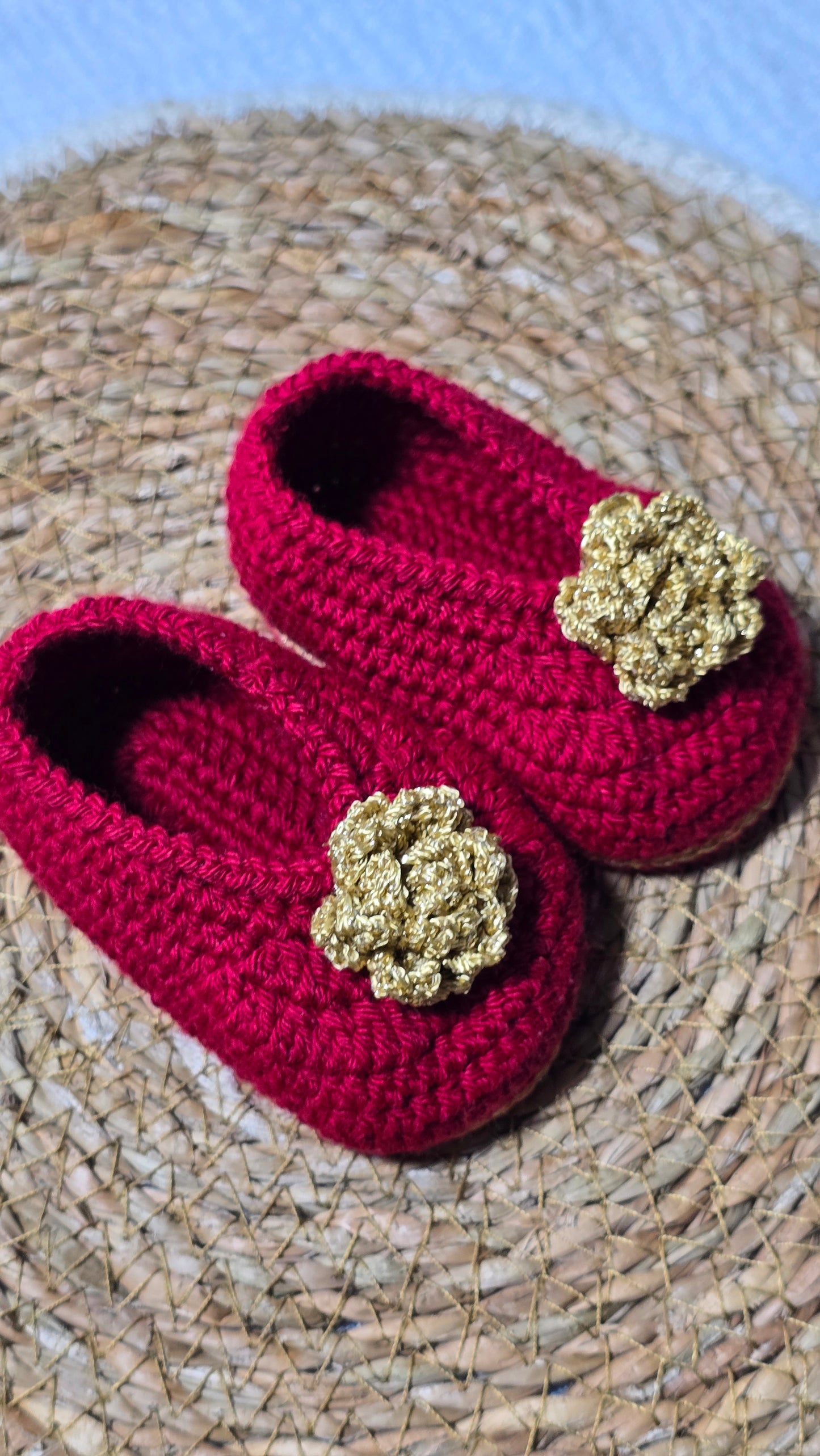 Sapatinho de Crochê Artesanal – 100% Algodão Premium (Recém-Nascido) Vermelho Flor Dourada (copia)