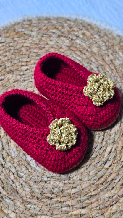 Sapatinho de Crochê Artesanal – 100% Algodão Premium (Recém-Nascido) Vermelho Flor Dourada (copia)