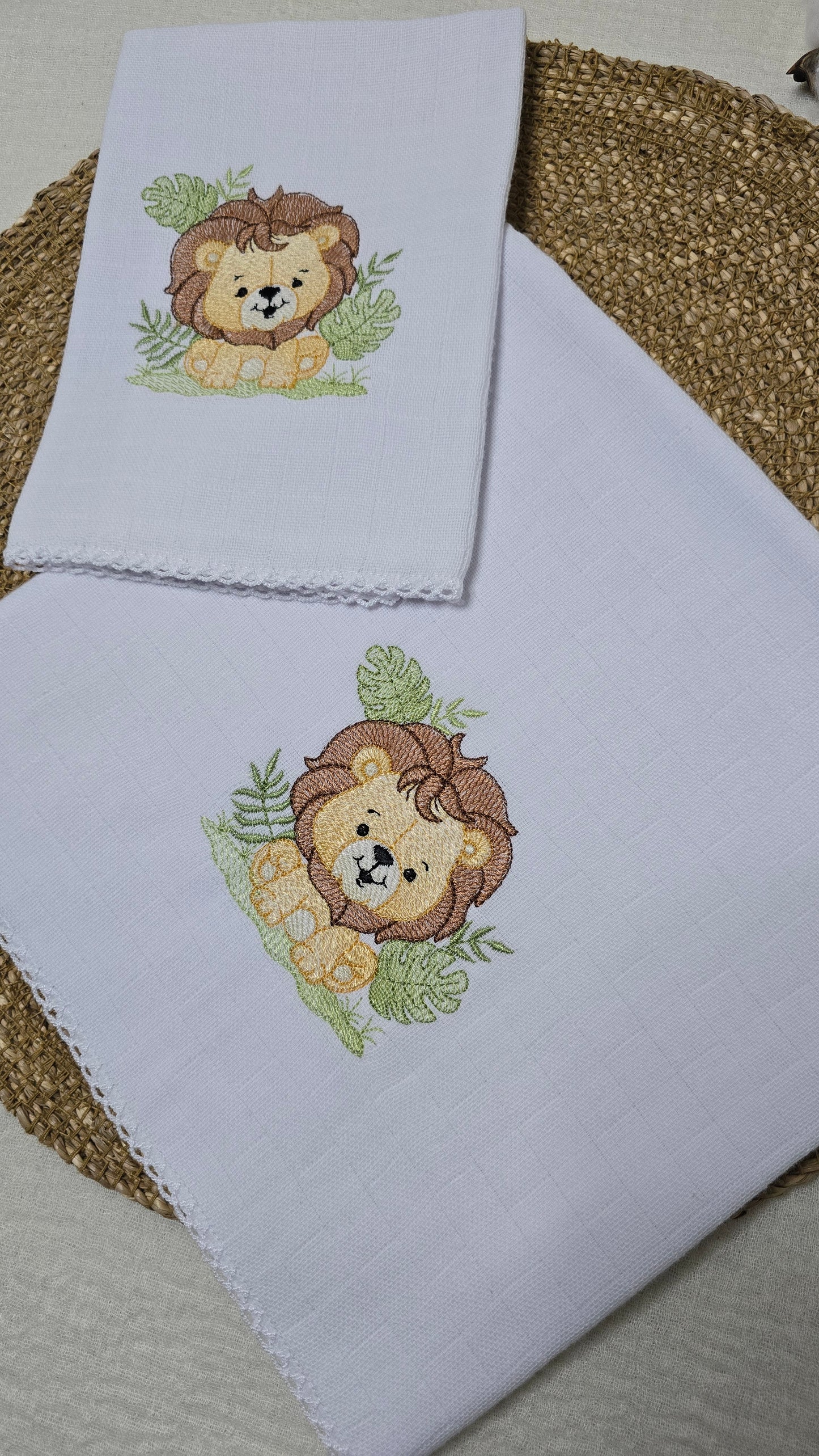 Jogo de fraldas bordada Leão