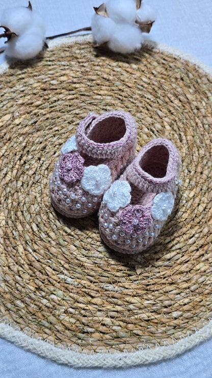 Sapatinho de Crochê Artesanal – 100% Algodão Premium (Recém-Nascido) Rosê/Flor/Pérolas
