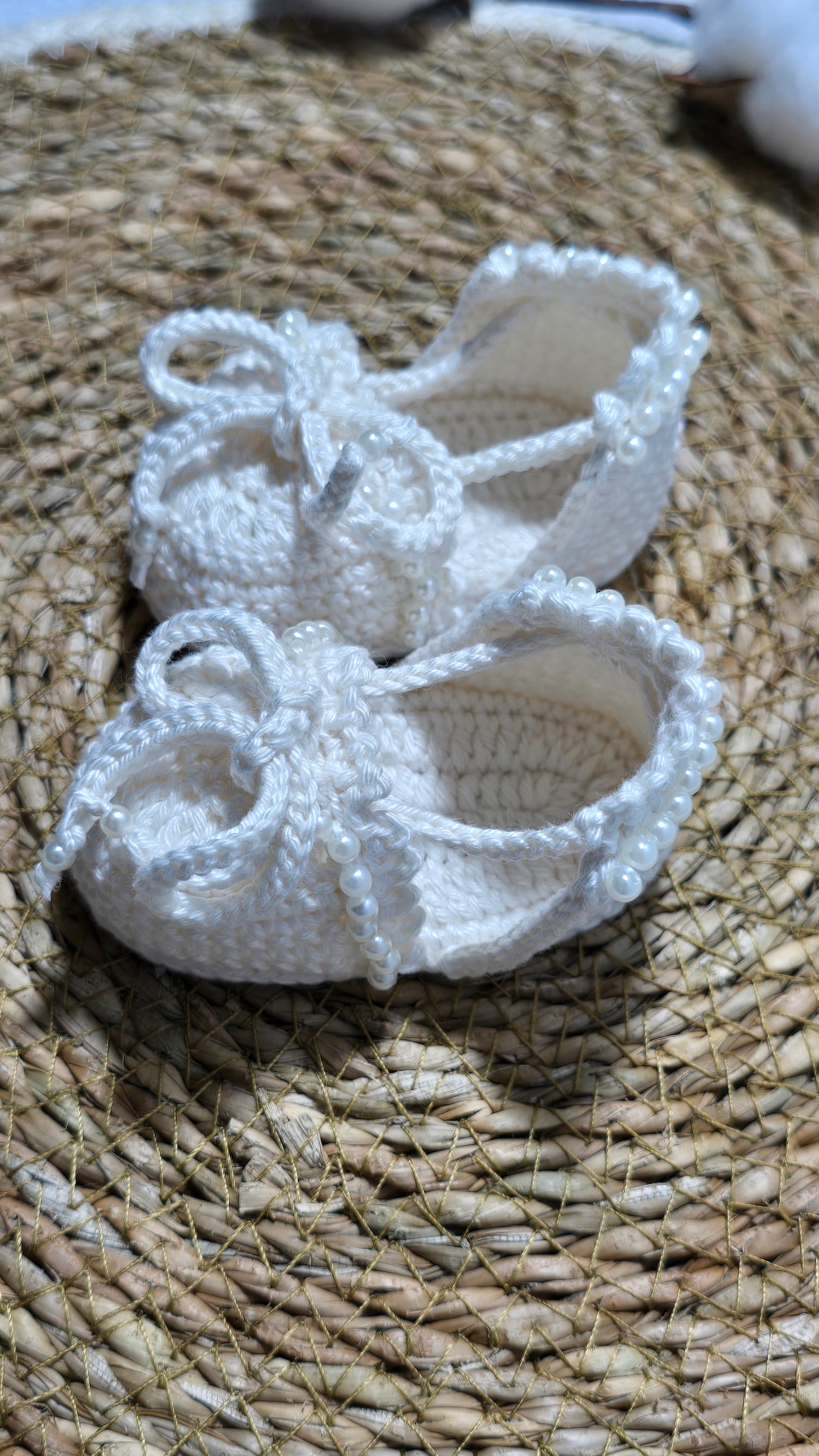 Sapatinho de Crochê Artesanal – 100% Algodão Premium (Recém-Nascido) off white laço/pérolas