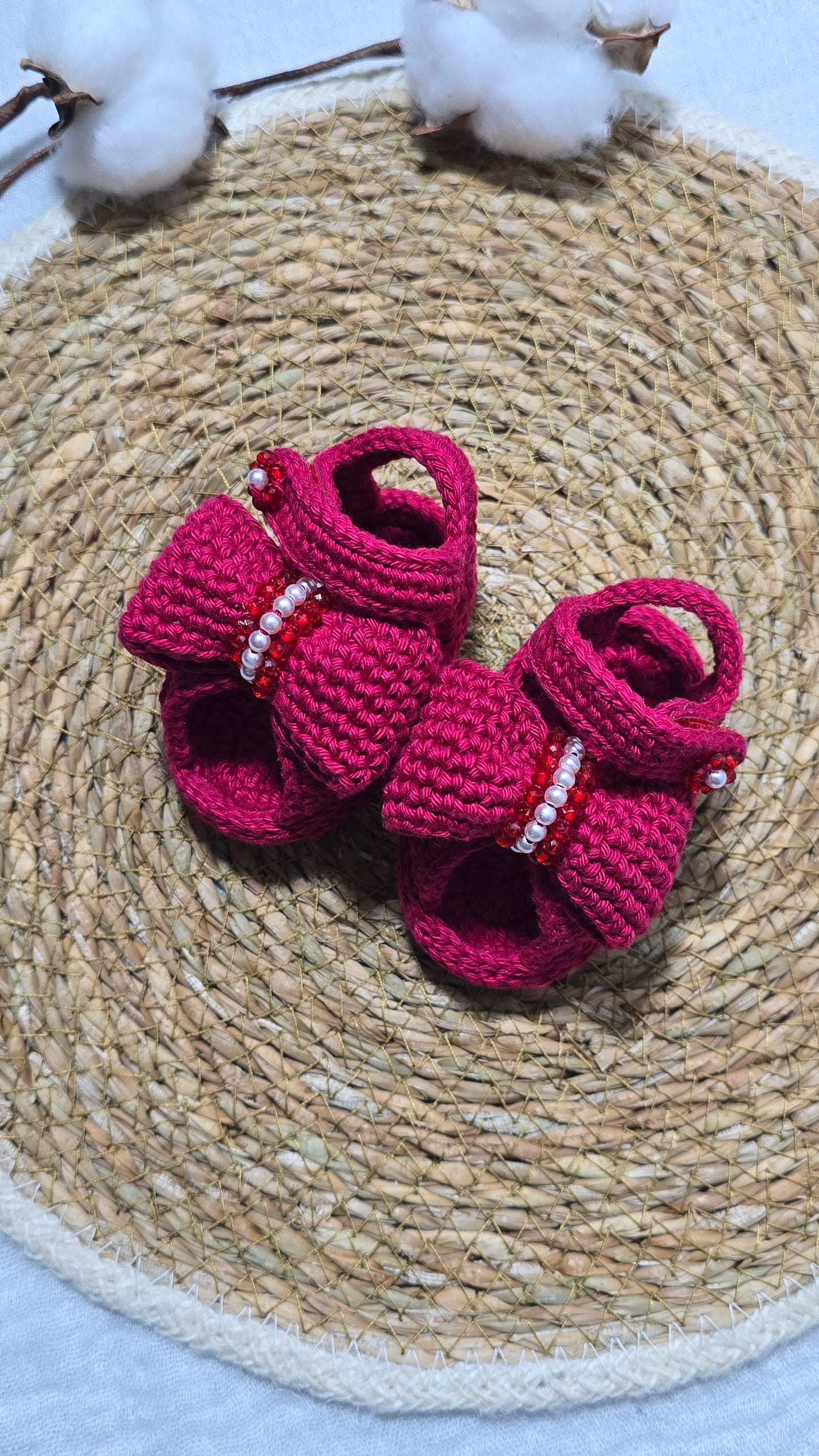 Sapatinho de Crochê Artesanal – 100% Algodão Premium (Recém-Nascido)  vermelho laço