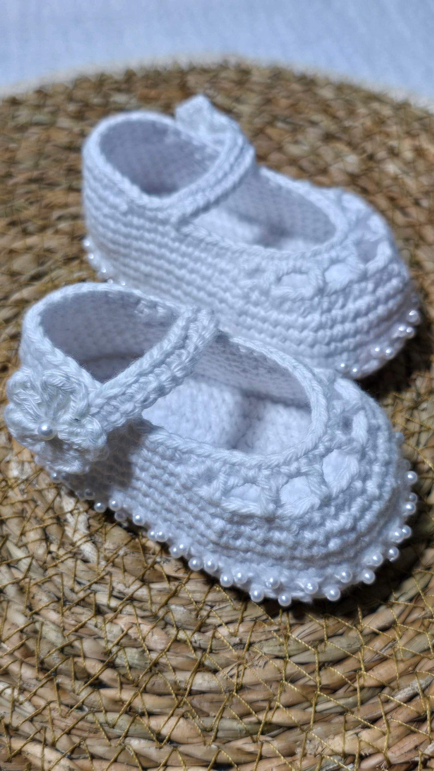 Sapatinho de Crochê Artesanal – 100% Algodão Premium (Recém-Nascido) Branco/Flor/Pérolas
