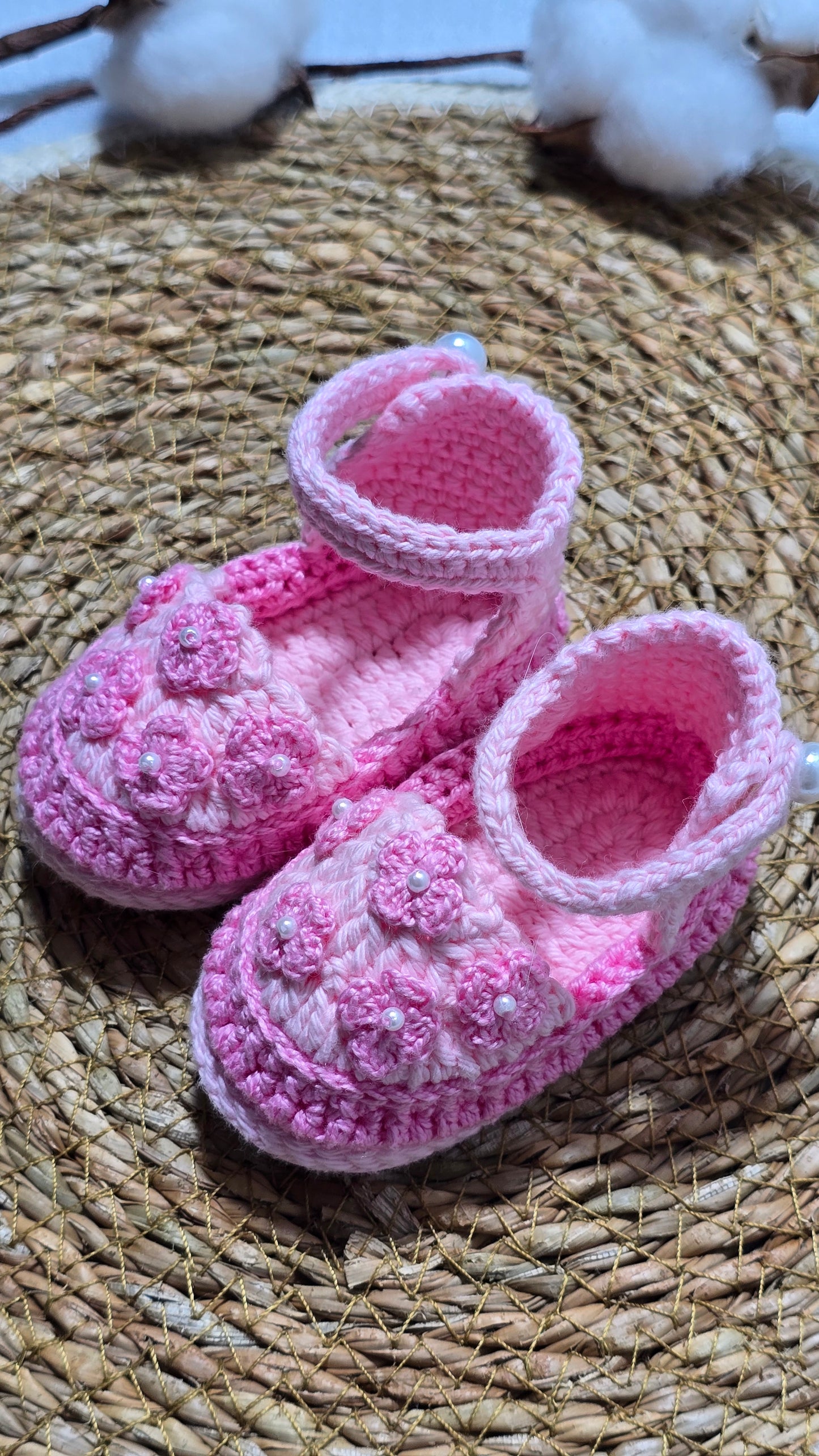 Sapatinho de Crochê Artesanal – 100% Algodão Premium (Recém-Nascido) Rosa/Pérolas