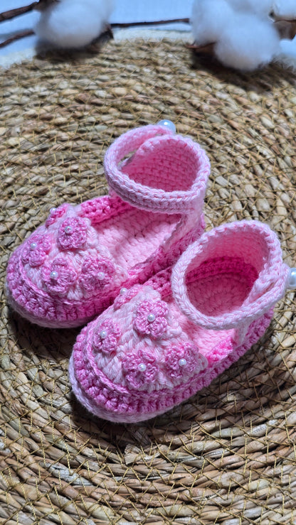 Sapatinho de Crochê Artesanal – 100% Algodão Premium (Recém-Nascido) Rosa/Pérolas