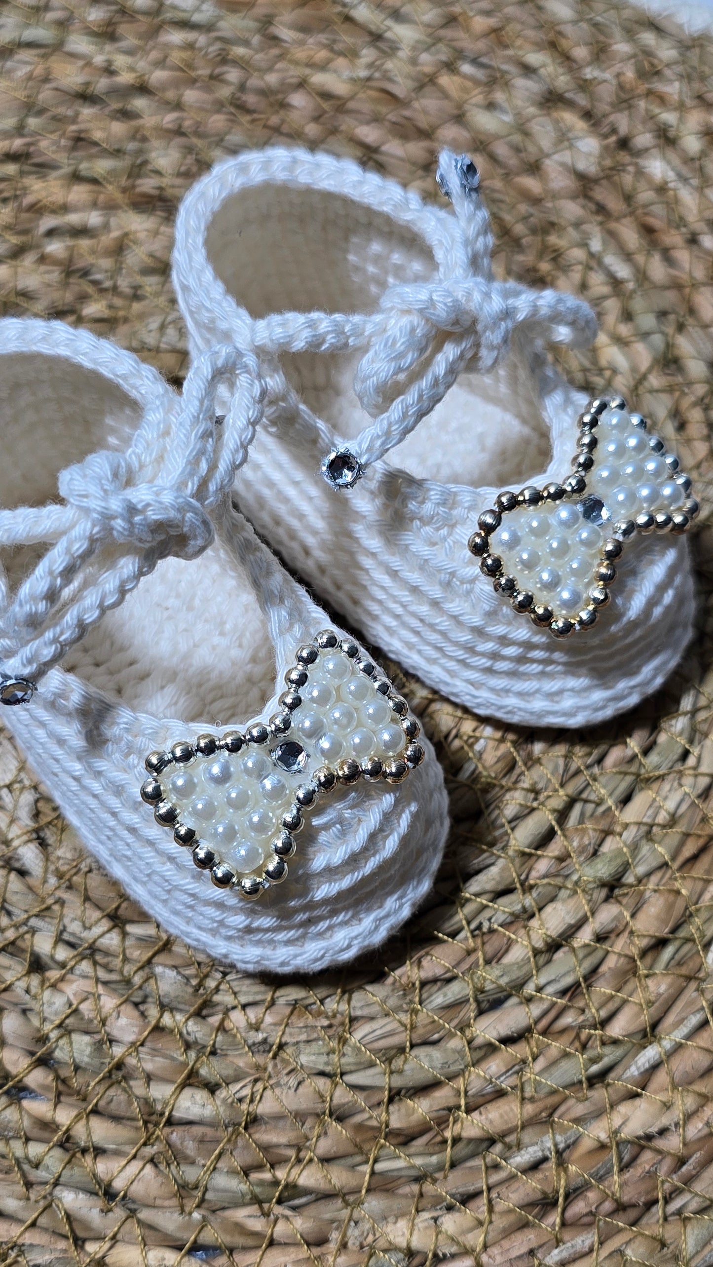 Sapatinho de Crochê Artesanal – 100% Algodão Premium (Recém-Nascido) Off White/Laço/Pérolas