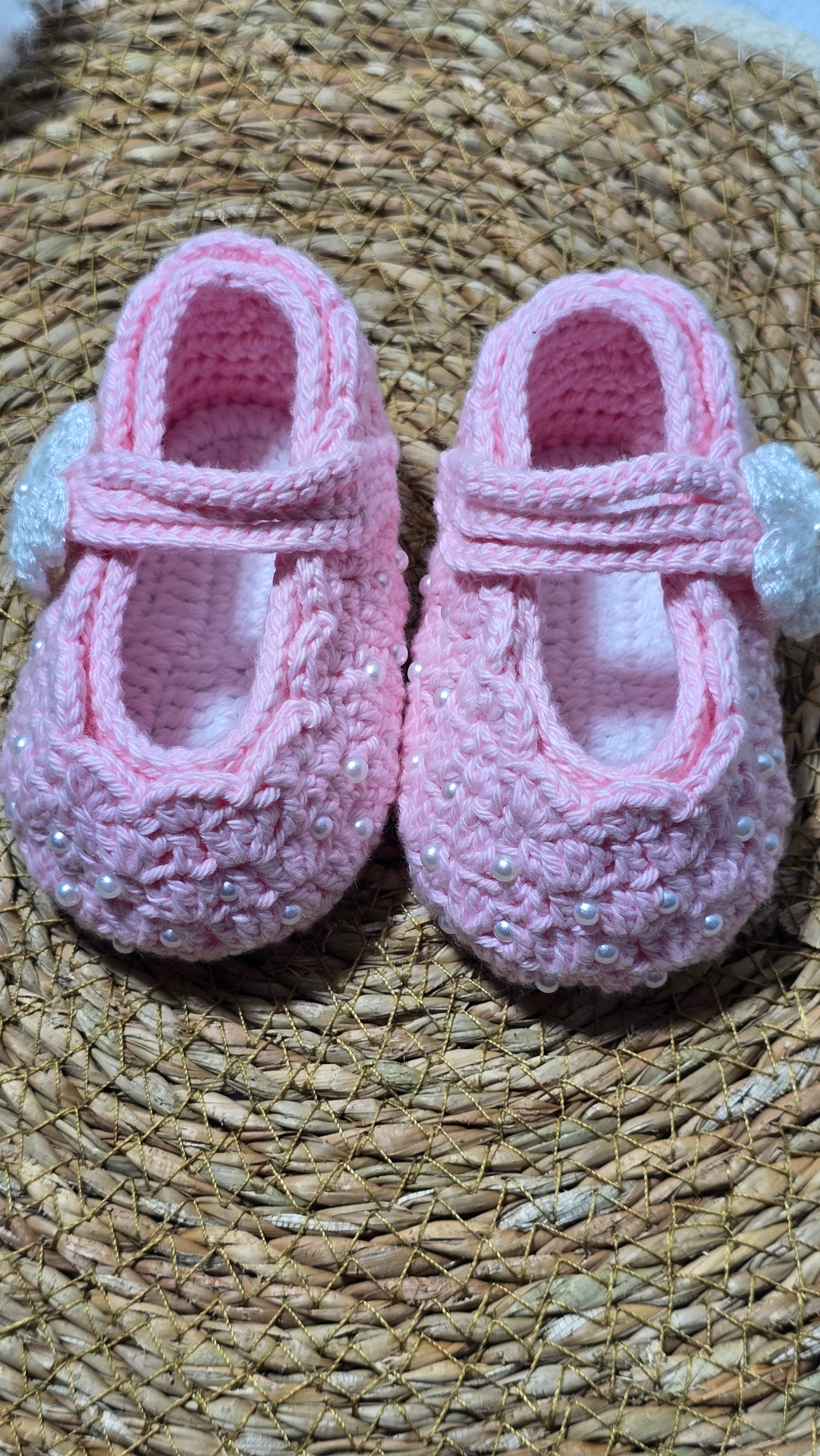Sapatinho de Crochê Artesanal – 100% Algodão Premium (Recém-Nascido) Rosa Flor/Pérolas