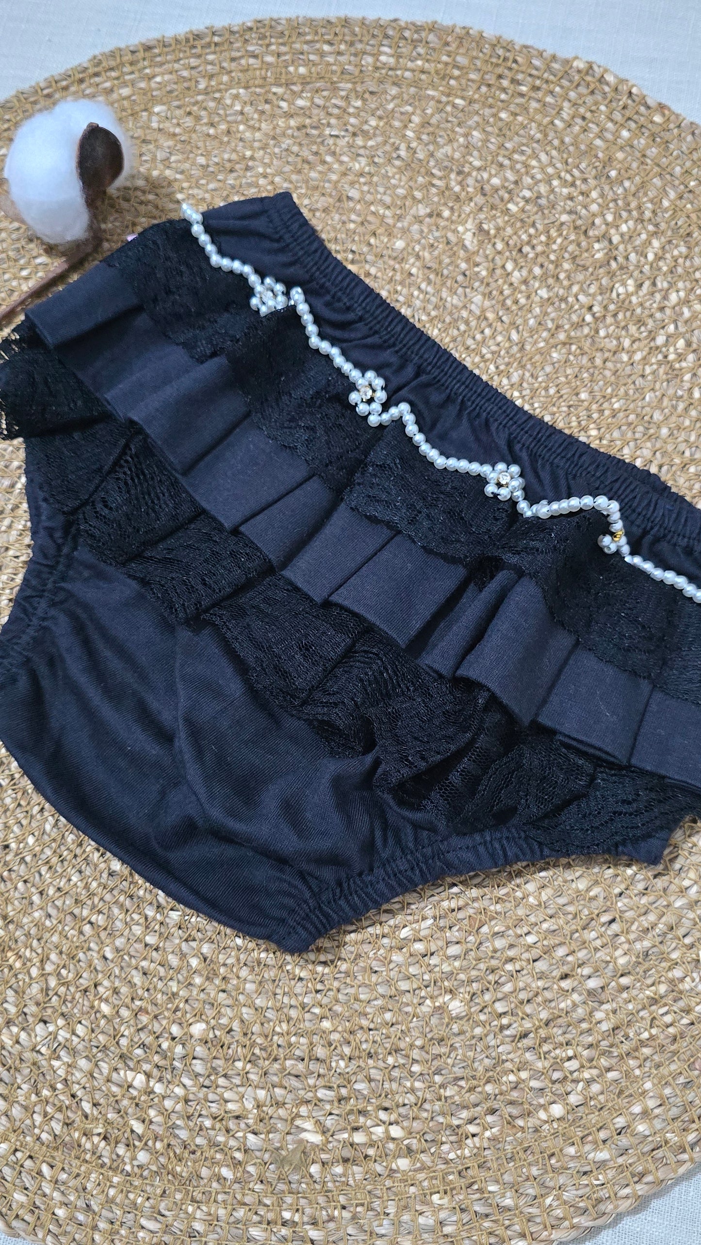 Calcinha Bunda Rica Premium em Algodão com Babados e Pérolas - Preto