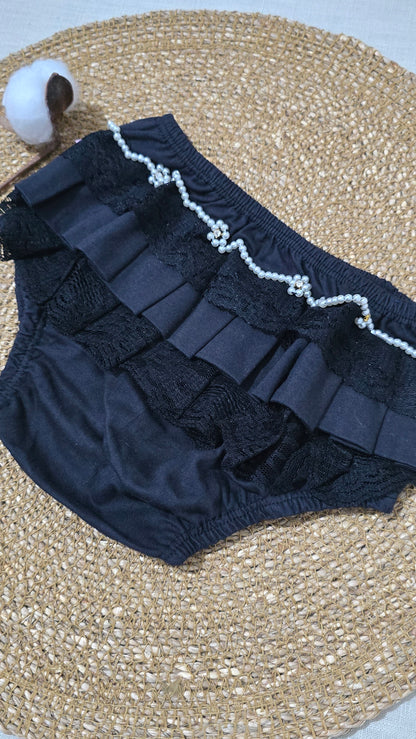 Calcinha Bunda Rica Premium em Algodão com Babados e Pérolas - Preto
