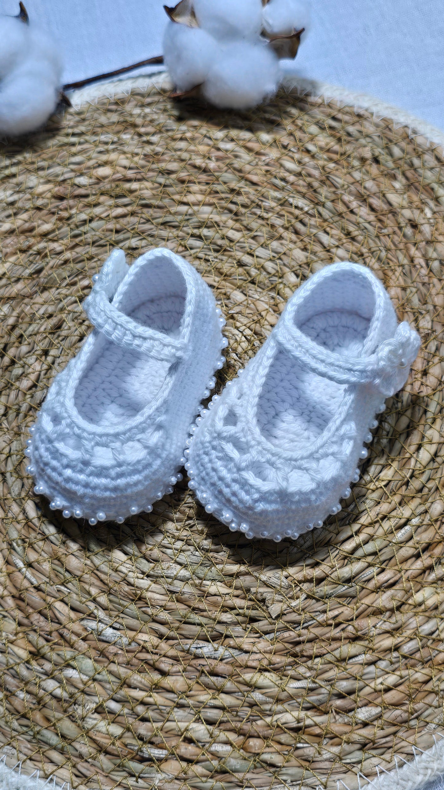 Sapatinho de Crochê Artesanal – 100% Algodão Premium (Recém-Nascido) Branco/Flor/Pérolas