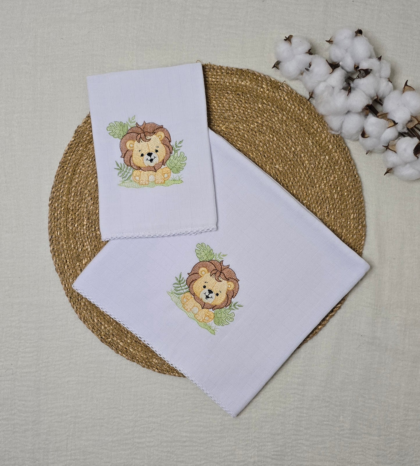 Jogo de fraldas bordada Leão