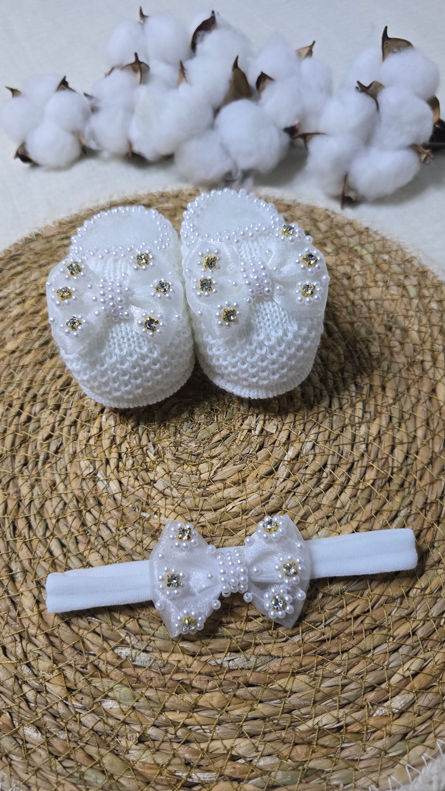 Sapatinho e Tiara Branco Strass Dourado