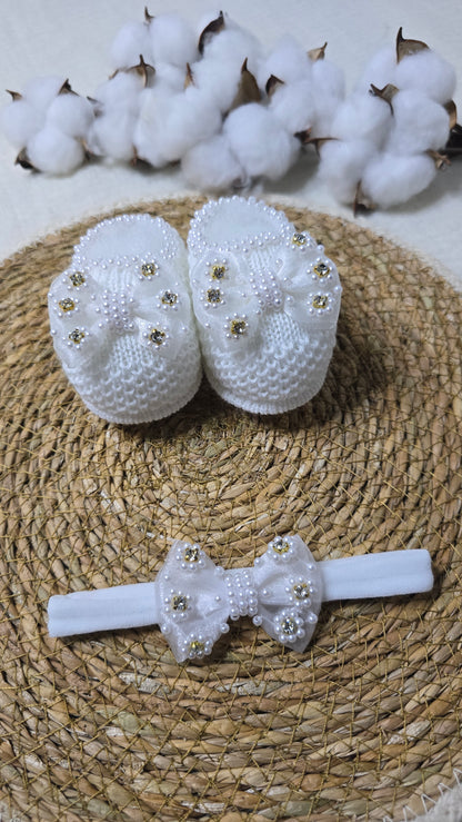 Sapatinho e Tiara Branco Strass Dourado