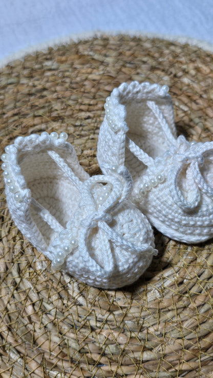 Sapatinho de Crochê Artesanal – 100% Algodão Premium (Recém-Nascido) off white laço/pérolas