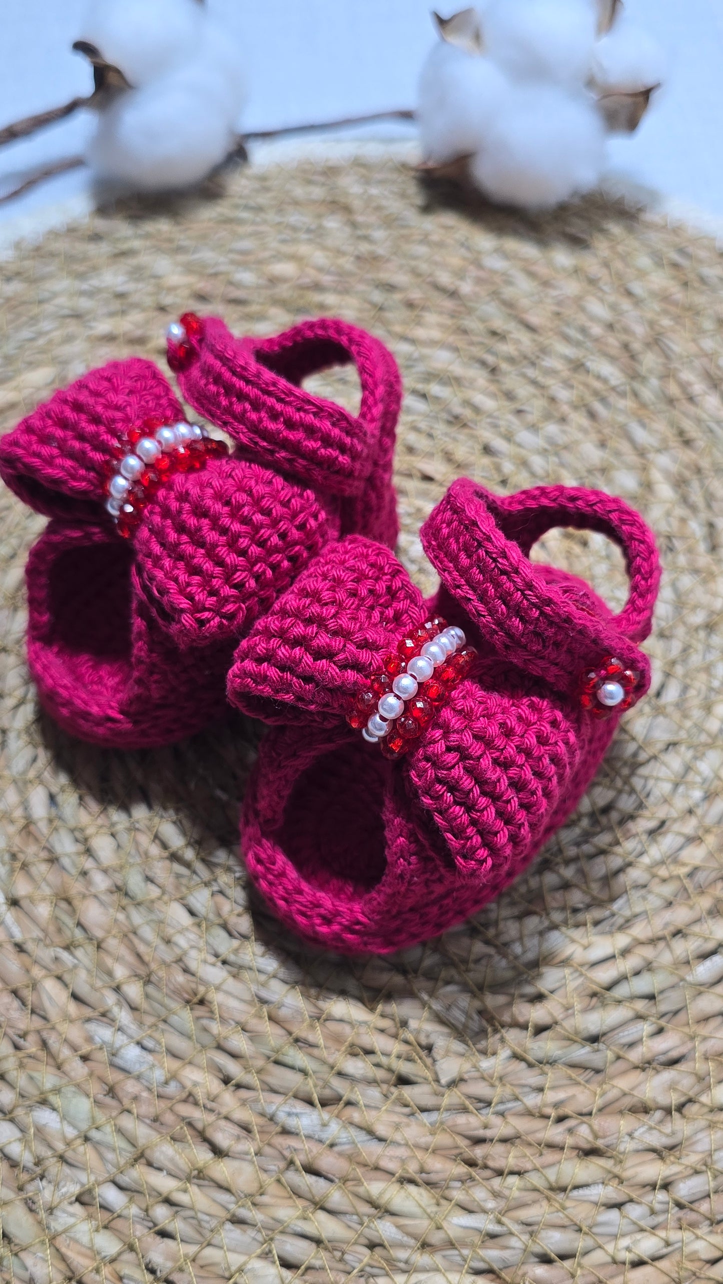 Sapatinho de Crochê Artesanal – 100% Algodão Premium (Recém-Nascido)  vermelho laço