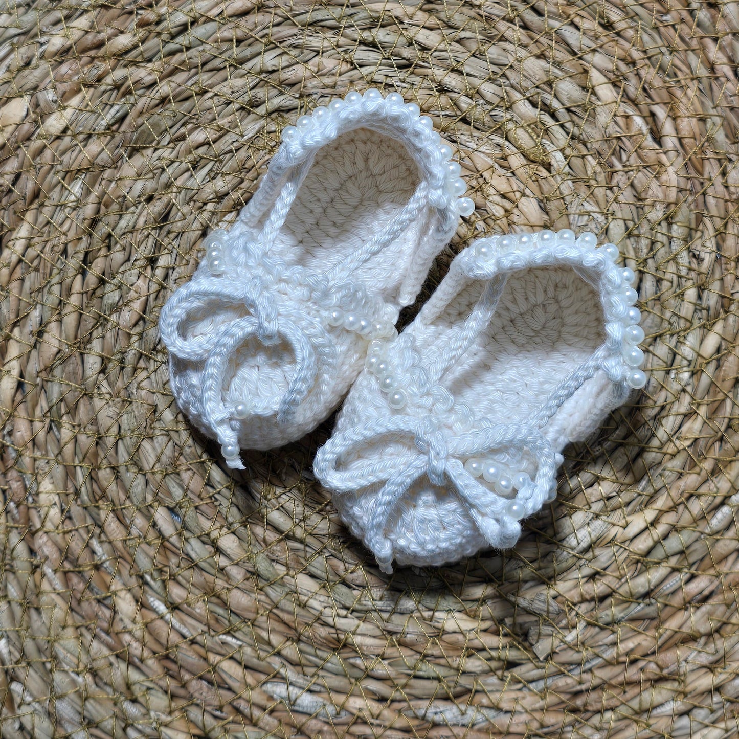 Sapatinho de Crochê Artesanal – 100% Algodão Premium (Recém-Nascido) off white laço/pérolas