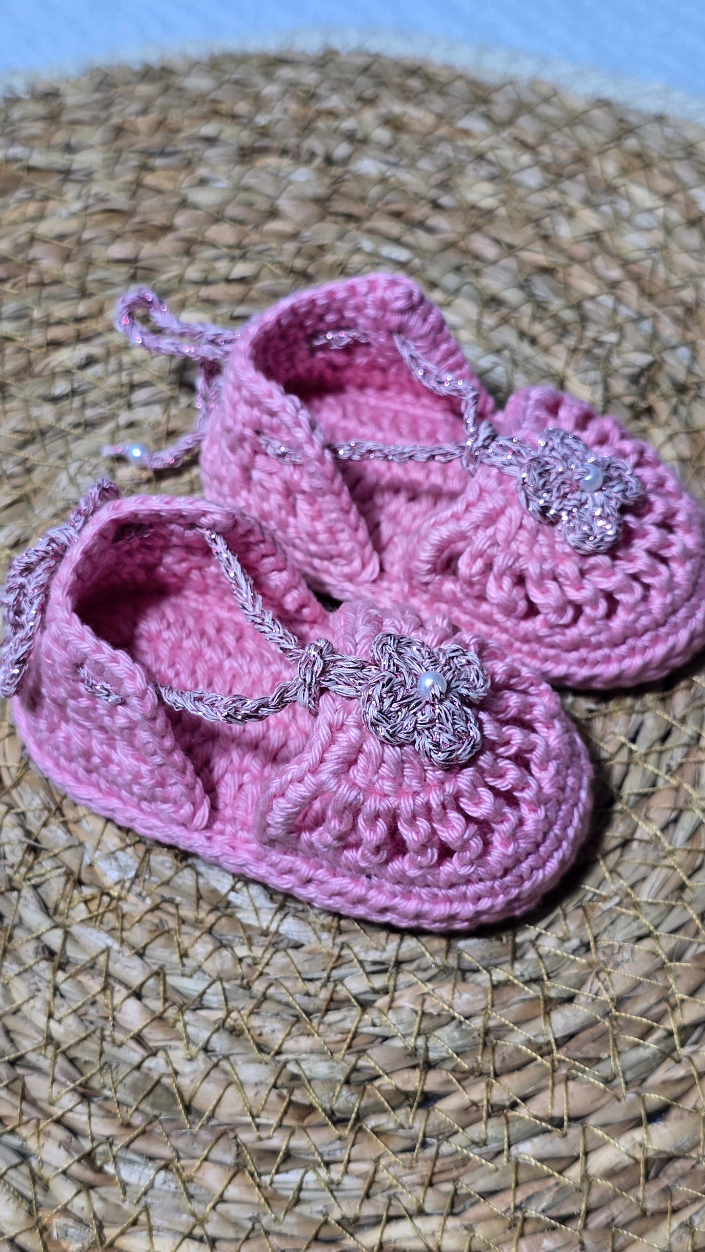 Sapatinho de Crochê Artesanal – 100% Algodão Premium (Recém-Nascido) Rosa Floral/Flor/Pérolas
