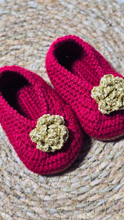 Sapatinho de Crochê Artesanal – 100% Algodão Premium (Recém-Nascido) Vermelho Flor Dourada (copia)