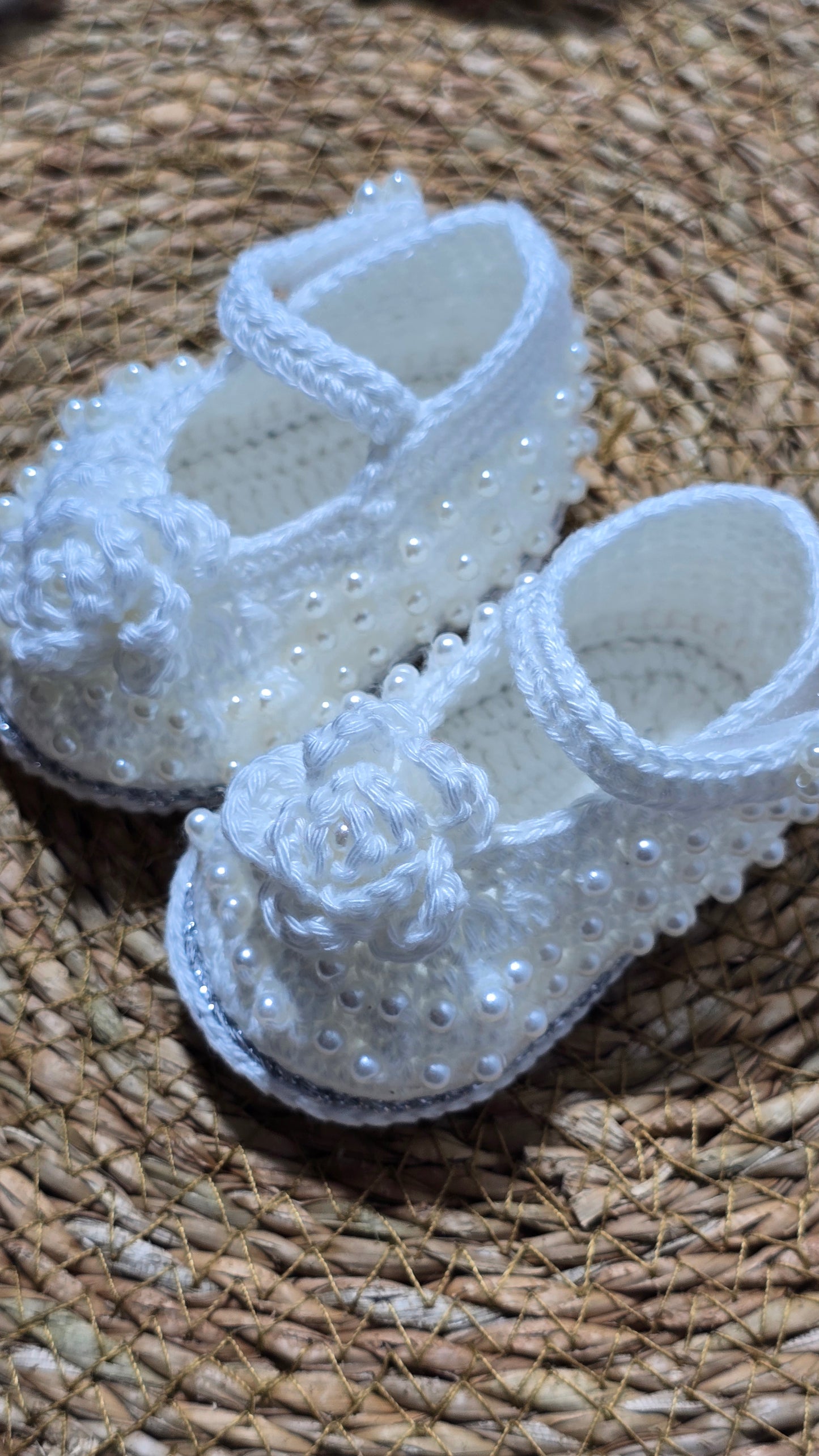 Sapatinho de Crochê Artesanal – 100% Algodão Premium (Recém-Nascido) Branco/Flor/Pérolas