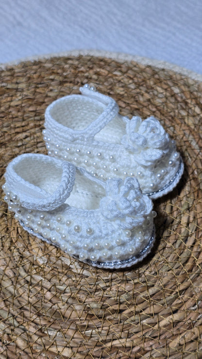 Sapatinho de Crochê Artesanal – 100% Algodão Premium (Recém-Nascido) Branco/Flor/Pérolas