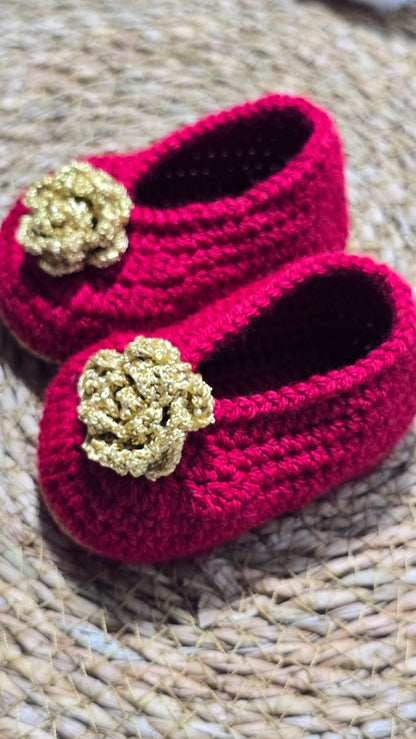 Sapatinho de Crochê Artesanal – 100% Algodão Premium (Recém-Nascido) Vermelho Flor Dourada (copia)