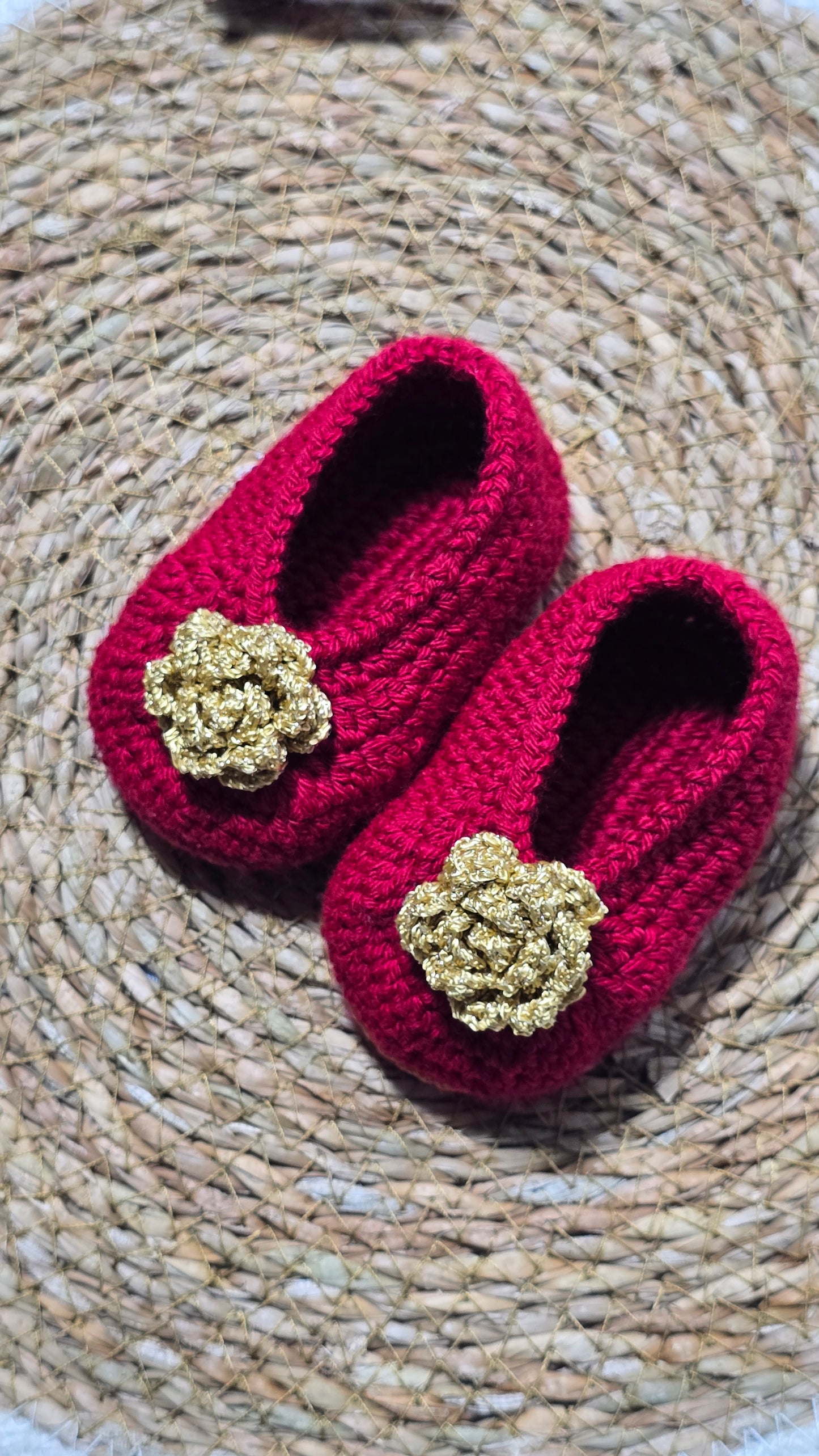Sapatinho de Crochê Artesanal – 100% Algodão Premium (Recém-Nascido) Vermelho Flor Dourada (copia)
