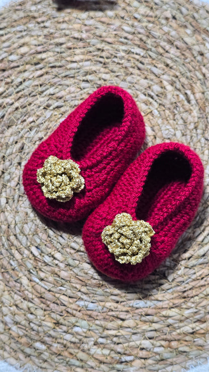 Sapatinho de Crochê Artesanal – 100% Algodão Premium (Recém-Nascido) Vermelho Flor Dourada (copia)