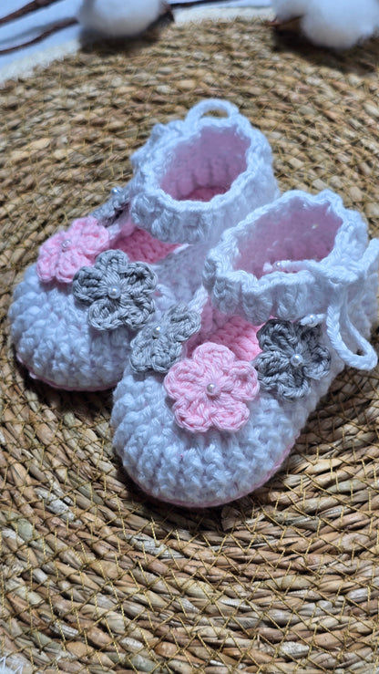 Sapatinho de Crochê Artesanal – 100% Algodão Premium (Recém-Nascido) Branco/Rosa/Cinza Flor