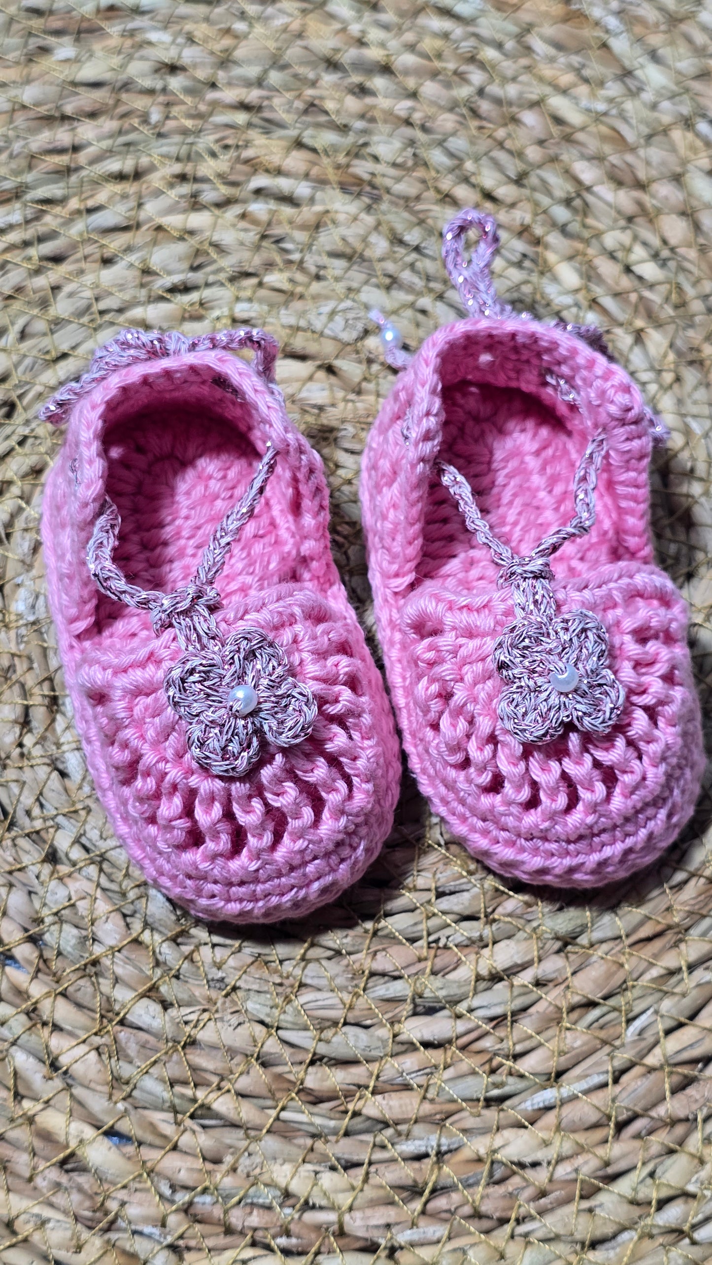 Sapatinho de Crochê Artesanal – 100% Algodão Premium (Recém-Nascido) Rosa Floral/Flor/Pérolas