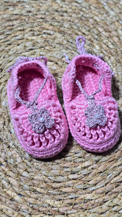 Sapatinho de Crochê Artesanal – 100% Algodão Premium (Recém-Nascido) Rosa Floral/Flor/Pérolas
