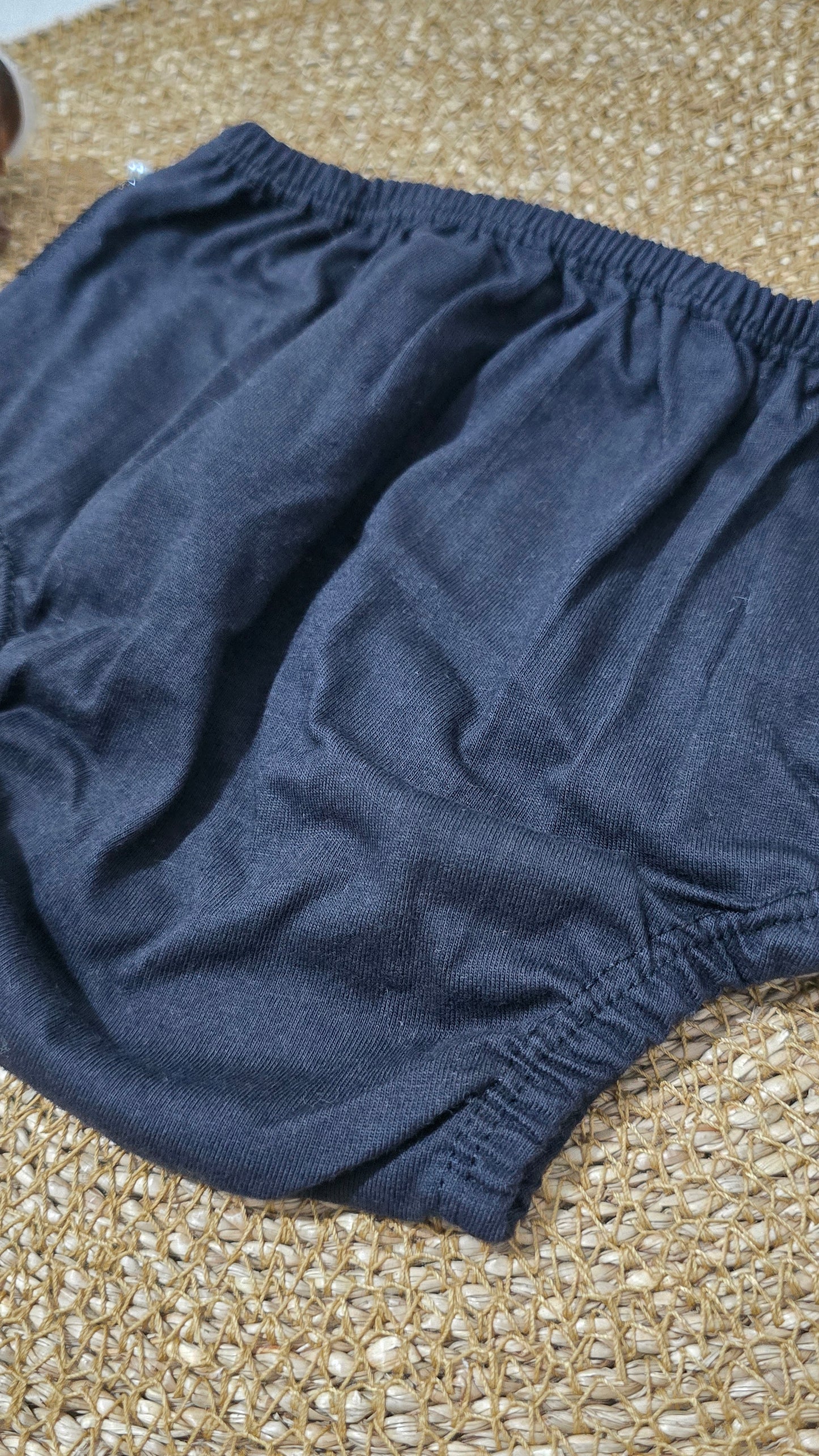 Calcinha Bunda Rica Premium em Algodão com Babados e Pérolas - Preto