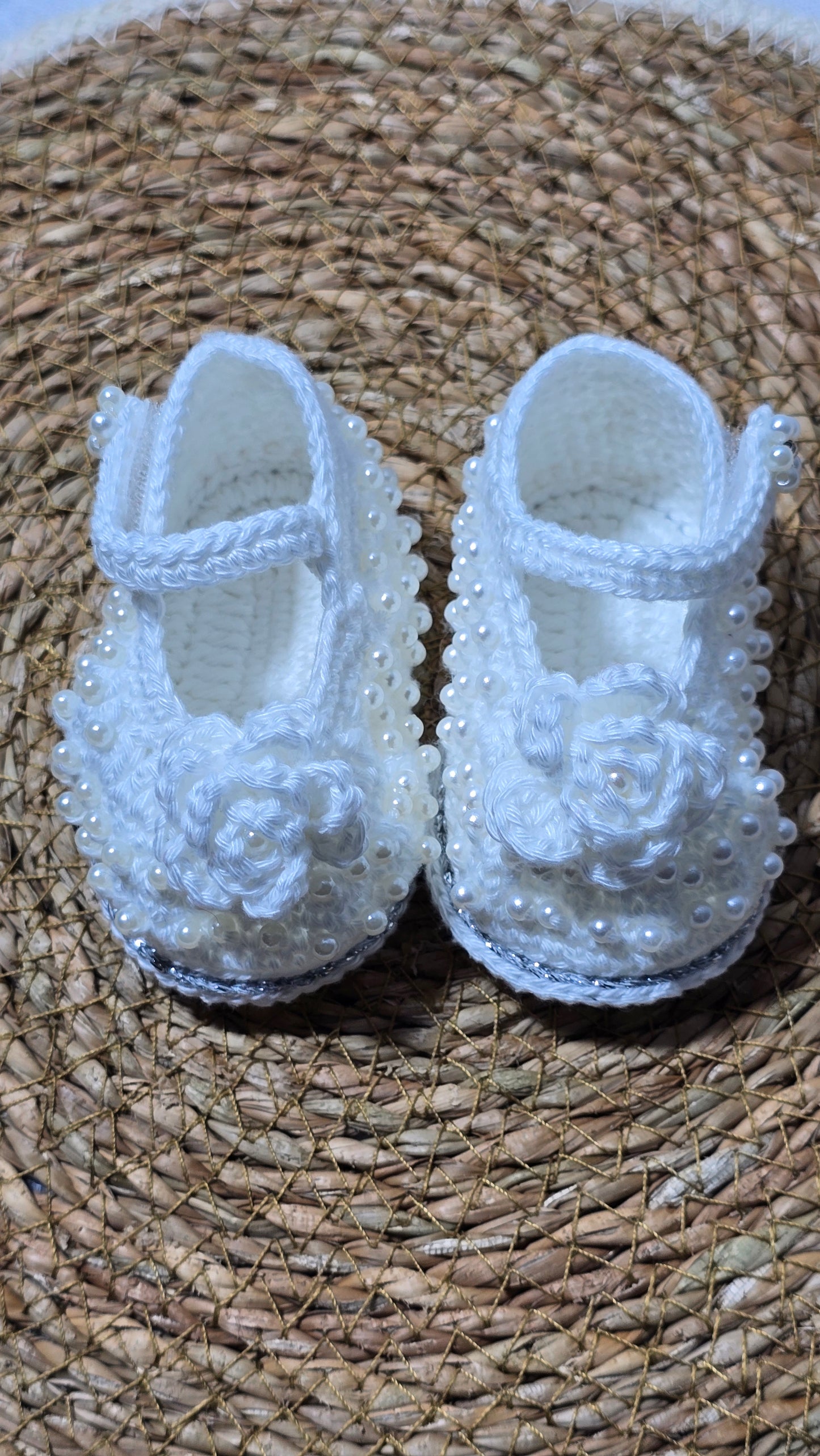 Sapatinho de Crochê Artesanal – 100% Algodão Premium (Recém-Nascido) Branco/Flor/Pérolas