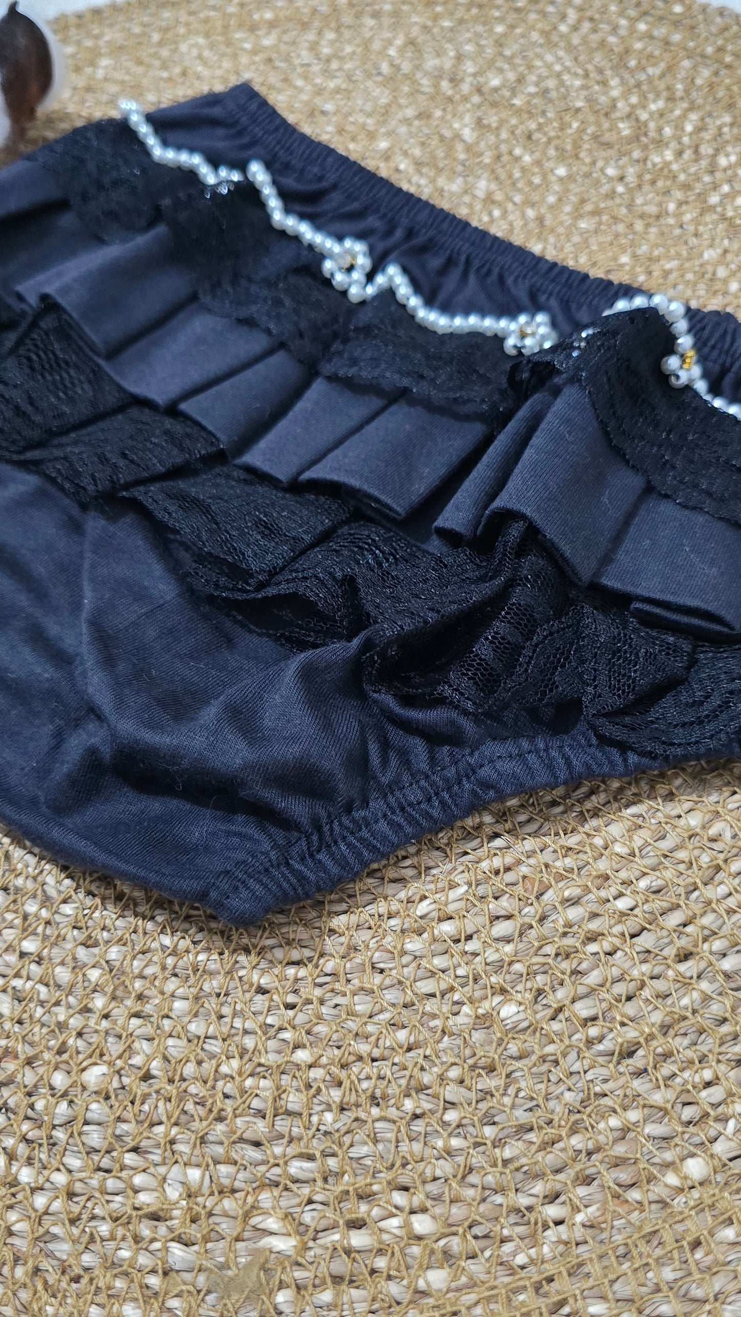 Calcinha Bunda Rica Premium em Algodão com Babados e Pérolas - Preto